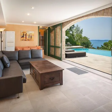 Sybille With Pool And View Villa *